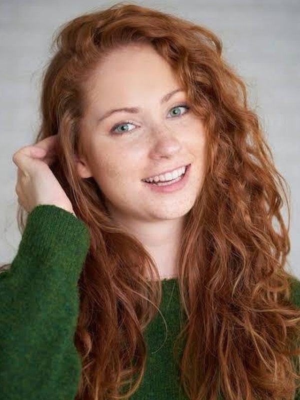 Mulher ruiva de cabelo cacheado sem óculos, foto enviada para a análise